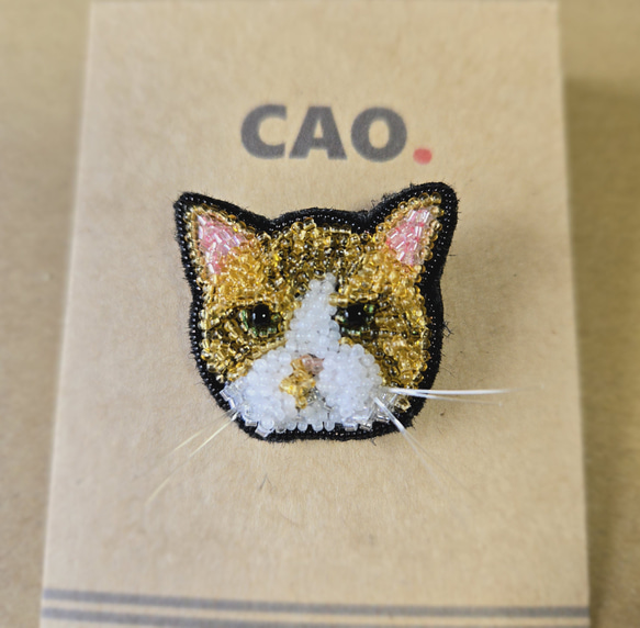 【猫（キジ白）のミニブローチ】～オートクチュール刺繍～チェコビーズ☆ギフト・プレゼントにも☆　 1枚目の画像