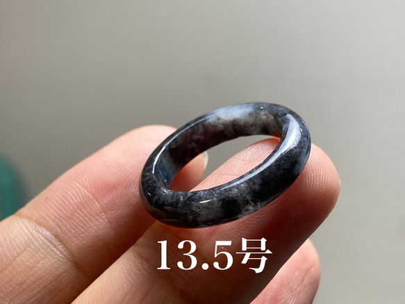L6-64 美品 黒翡翠 13.5号 ミャンマー産天然 A貨 本翡翠 くりぬき リング 1枚目の画像