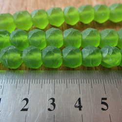 ヴィンテージガラス　ビーズ　7.8ミリ　クリア若草緑　磨りガラス　不揃い　ラフカット5個　多面　多角 2枚目の画像