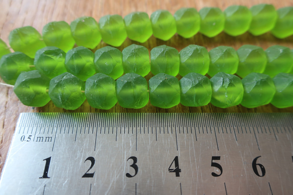ヴィンテージガラス　ビーズ　7.8ミリ　クリア若草緑　磨りガラス　不揃い　ラフカット5個　多面　多角 2枚目の画像
