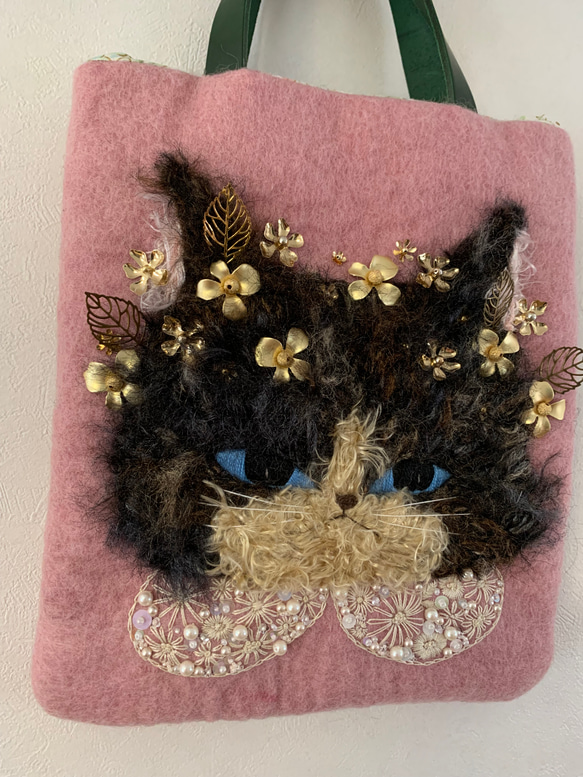レース襟の猫さん　羊毛フェルト生地のバッグ 4枚目の画像