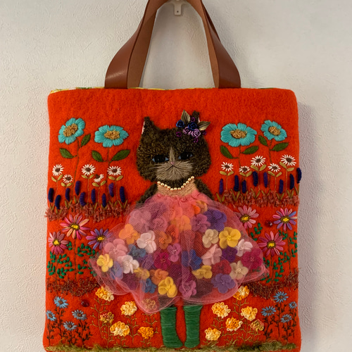 ナナ！お花畑となかよし猫　羊毛フェルト生地のバッグ ナナ！お花畑となかよし猫　羊毛フェルト生地のバッグ