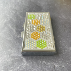 ◇ハニカム タイル◇季節の花 ひまわり色◆ピルケース・アクセサリーケース◆ (小物入れ)プレゼントに＊クリスタルガラス 4枚目の画像