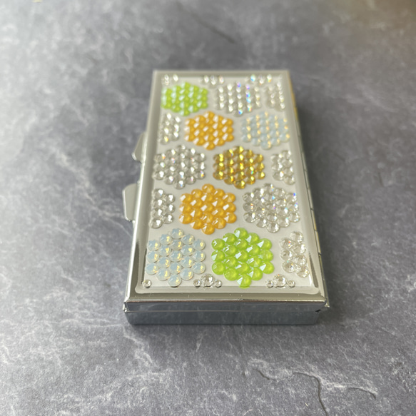 ◇ハニカム タイル◇季節の花 ひまわり色◆ピルケース・アクセサリーケース◆ (小物入れ)プレゼントに＊クリスタルガラス 4枚目の画像