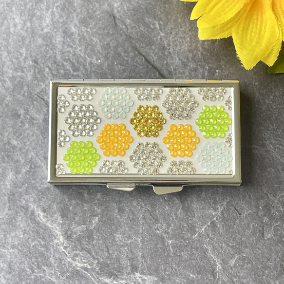 ◇ハニカム タイル◇季節の花 ひまわり色◆ピルケース・アクセサリーケース◆ (小物入れ)プレゼントに＊クリスタルガラス 1枚目の画像