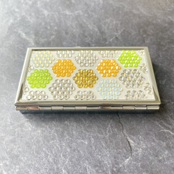 ◇ハニカム タイル◇季節の花 ひまわり色◆ピルケース・アクセサリーケース◆ (小物入れ)プレゼントに＊クリスタルガラス 3枚目の画像