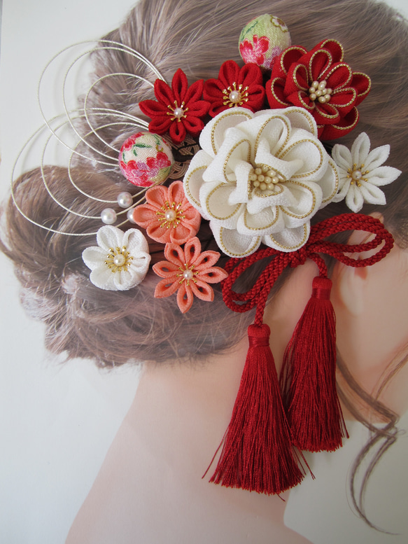 受注制作】成人式 髪飾り カメリア つまみ細工 ちりめん 白 赤 卒業式