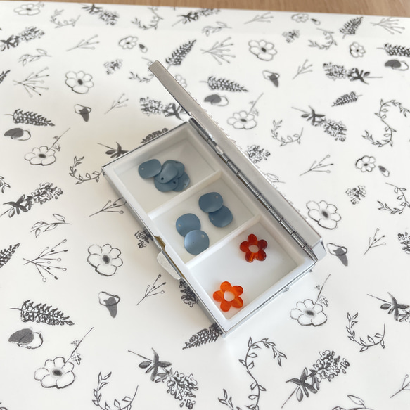 ◇ハニカム タイル◇季節の花 チョコレートコスモス◆ピルケース・アクセサリーケース◆(小物入れ)＊クリスタルガラス 5枚目の画像