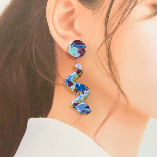 風まとう空色の蛇イヤリング・ピアス｜爬虫類｜ポリマークレイ｜金属