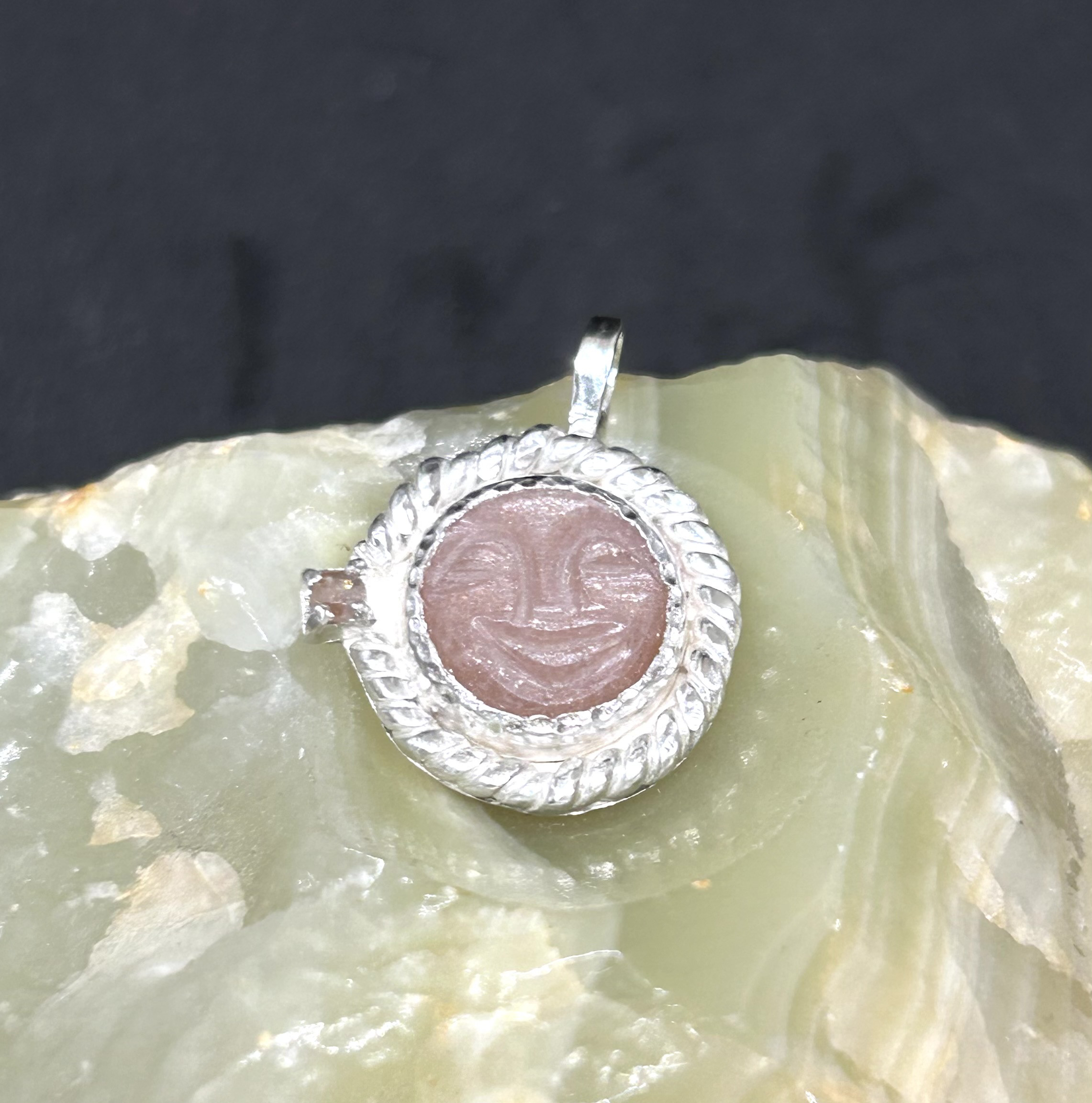 ピンクムーンフェイスペンダントトップ