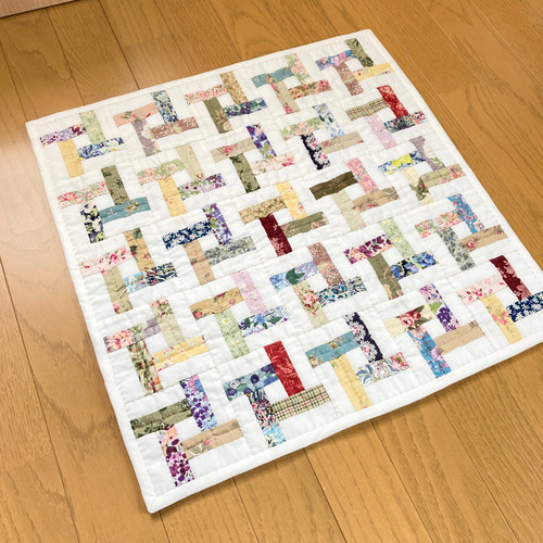 (週末値下げ)ハンドメイド キルトパッチワーク 四角つなぎタペストリー ハンドメイド キルトパッチワーク 四角つなぎタペストリー