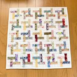 四角つなぎのパッチワークタペストリー パッチワークキルト