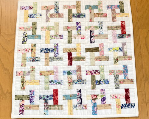 ハンドメイド　パッチワーク　タペストリー ハンドメイド キルトパッチワーク 四角つなぎタペストリー