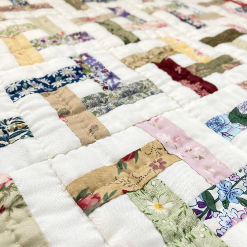 四角つなぎのパッチワークタペストリー パッチワークキルト