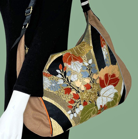 「お取り置き」レトロなアンティーク帯のリメイク、個性的な斜めがけバッグ- 草木花模様 7枚目の画像