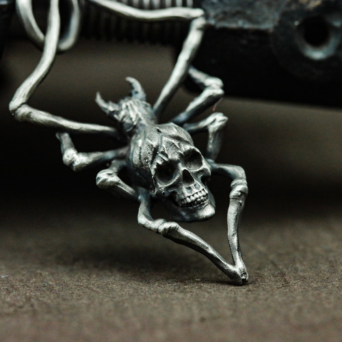 Bizarre ブラス スカル シルバー 蜘蛛の巣 ペンダントネックレス Bizarre ブラス スカル シルバー 蜘蛛の巣 ペンダントネックレス