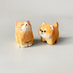 手作りの木製装飾品 - かわいい木彫りの小さなオレンジ色の猫柴犬デスクトップ装飾 1枚目の画像
