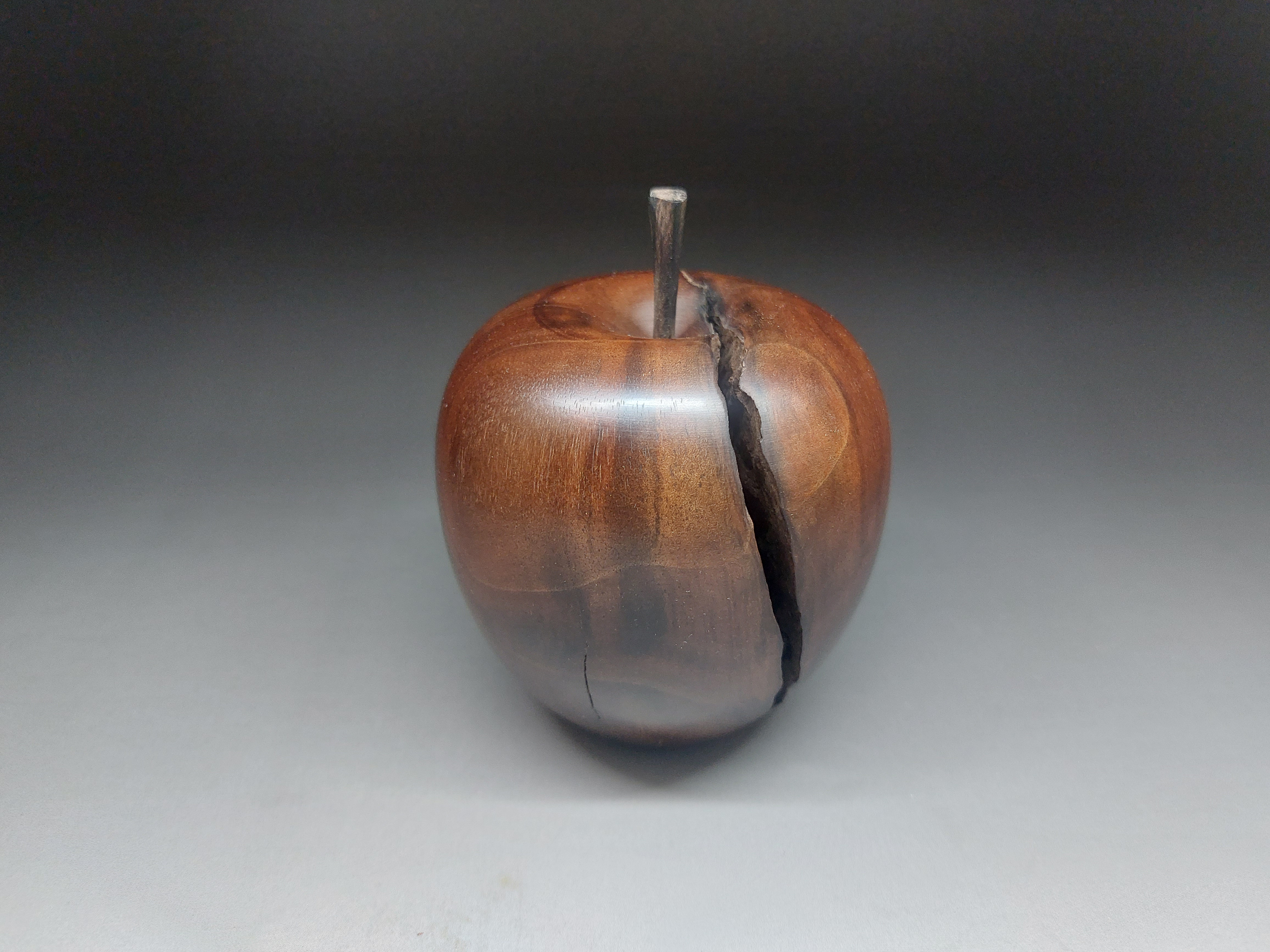 リンゴ木のモチーフの立体彫刻 リンゴ木のモチーフの立体彫刻