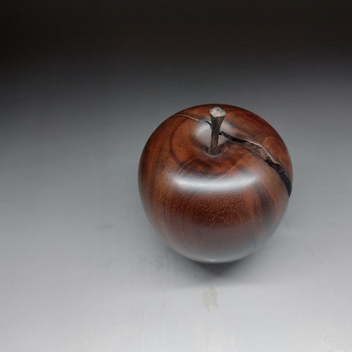 なんとも可愛い名もなきアーティストの木彫りの果物？リンゴ？オブジェある意味珍品 いいりんごの日 なので、 美味しい美味しい木彫りんごをどうぞ