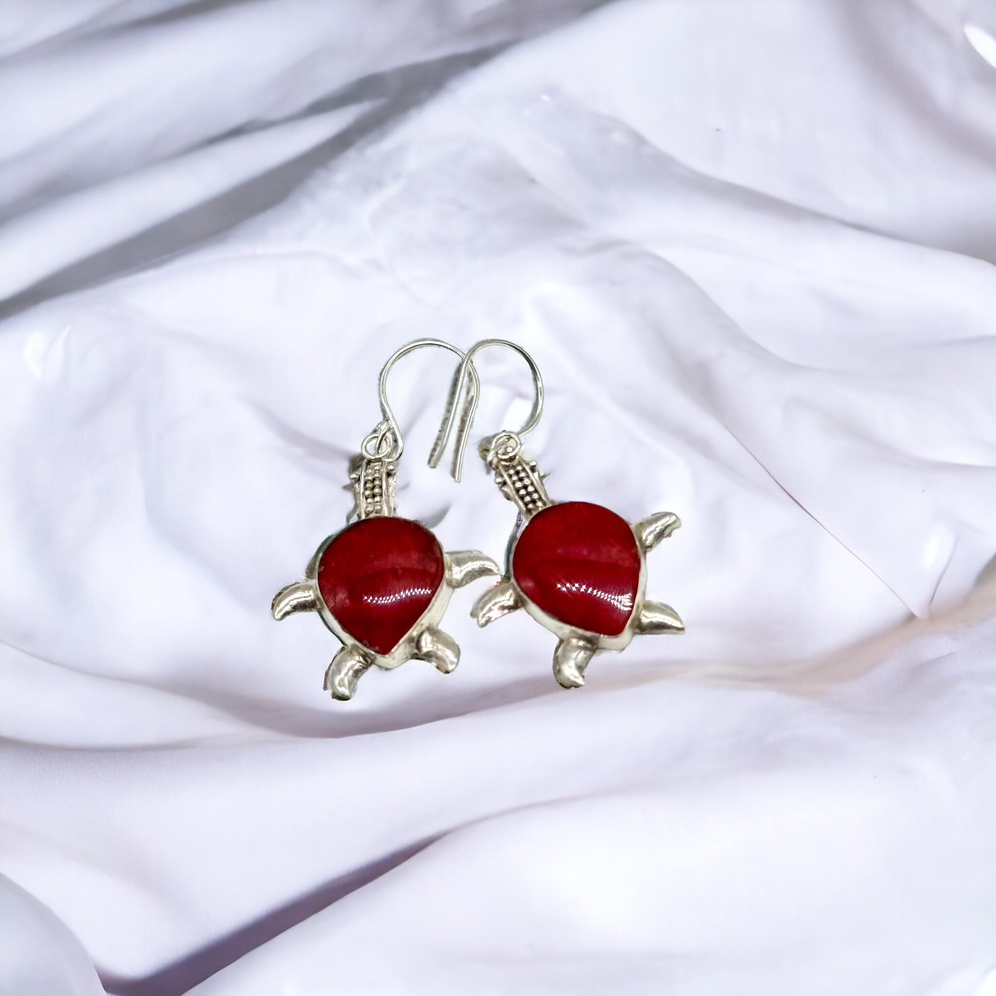 「世界に一つの表情」Red Coral Turtle 銀線細工　赤珊瑚 スポンジ珊瑚 ピアス 亀 海亀