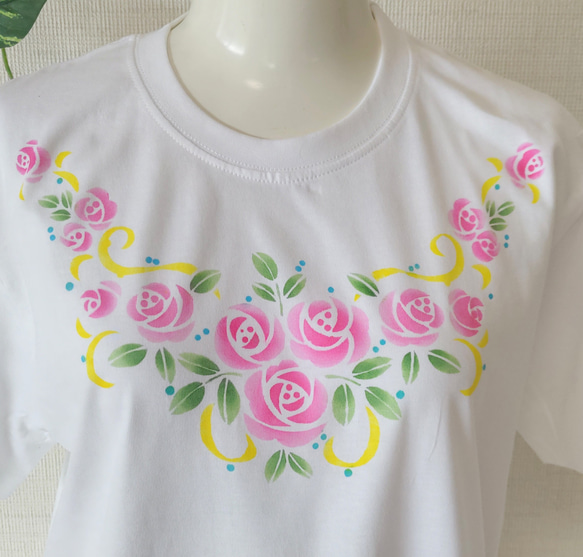 バラの型染め半袖Tシャツ 3枚目の画像