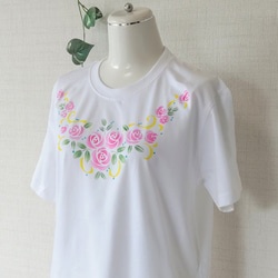 バラの型染め半袖Tシャツ 2枚目の画像