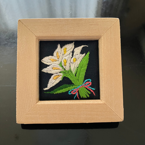 「青い花束」　花束の抽象画 金色フレーム付き 刺繍フレーム カラー カラーの花束 水芭蕉 壁掛け 壁飾り