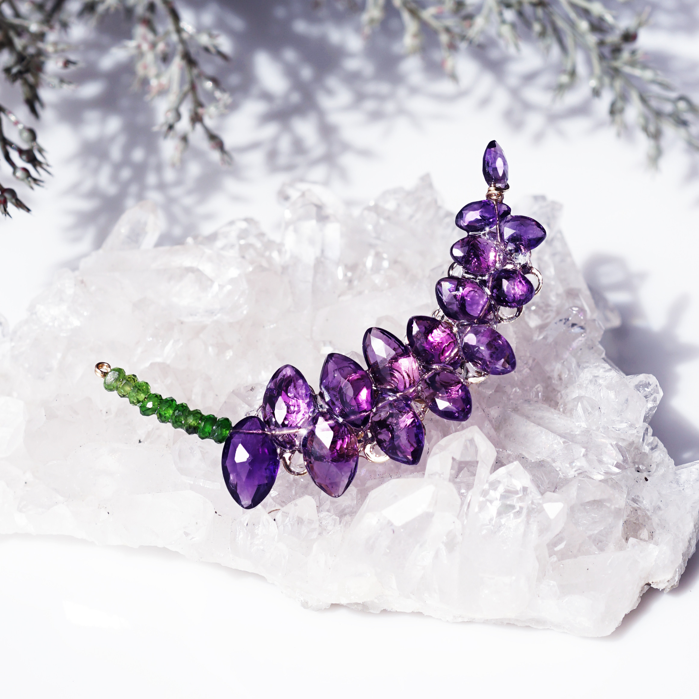 宝石でできたブルーサルビアのブローチ　～Mealy sage