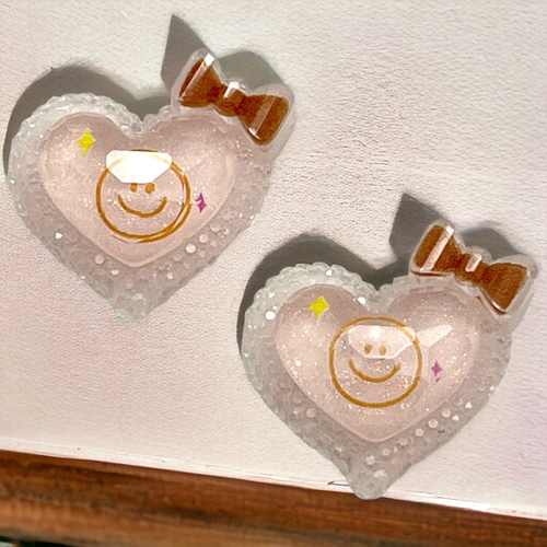 【クマコ】2点　ハンドメイド アクリルパーツ デコ 同タイプ2個 クマ ニコちゃん ハート
