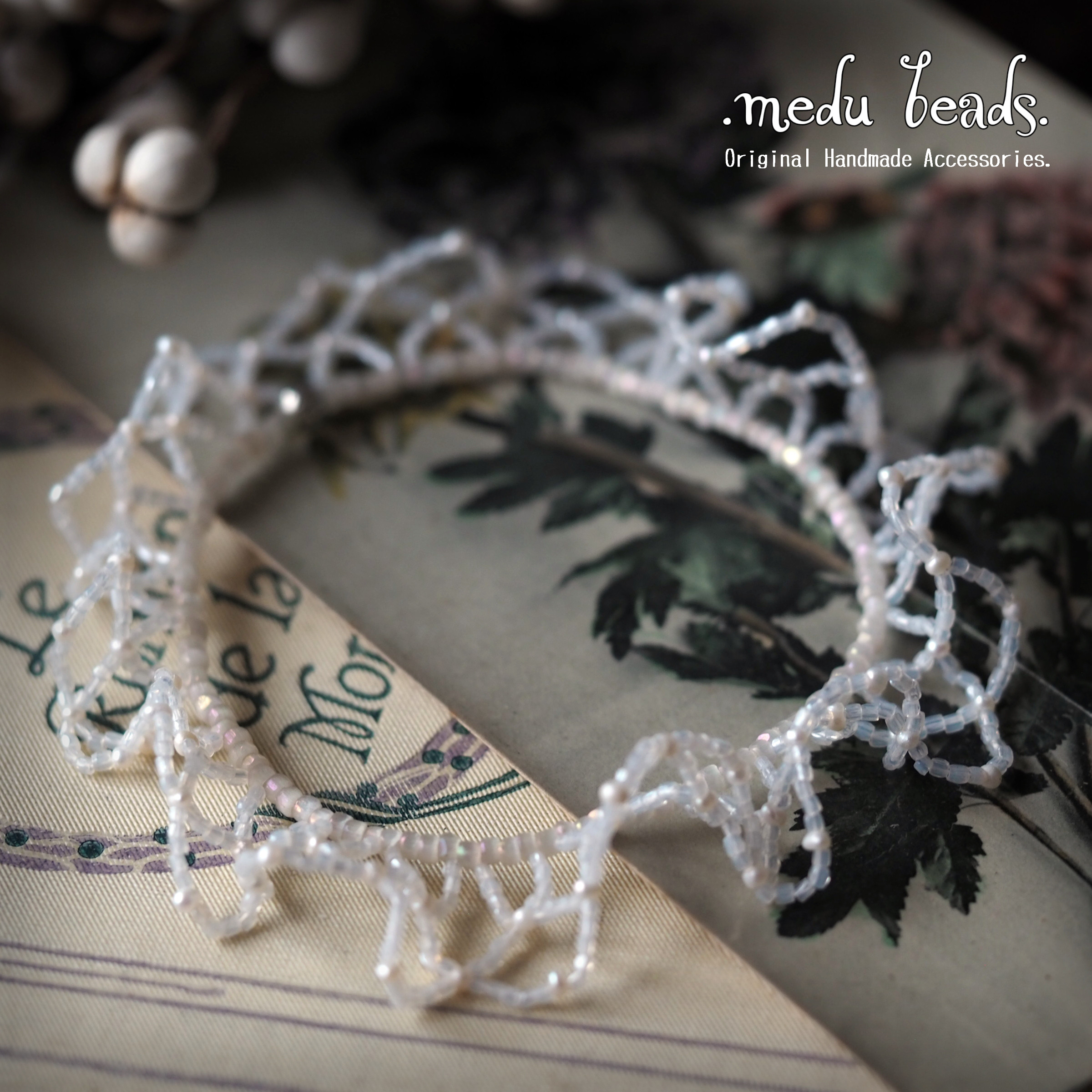 淡水パールと乳白色ビーズのフリルブレスレット