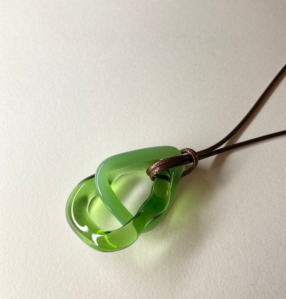 ガラス　ネックレス　〜 roue 〜 チョーカー　ペンダント　ガラスアクセサリー　透明　グリーン　2連　プレゼント 3枚目の画像