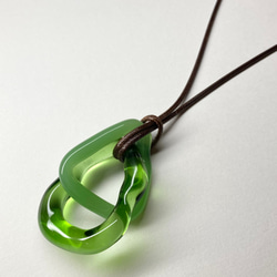 ガラス　ネックレス　〜 roue 〜 チョーカー　ペンダント　ガラスアクセサリー　透明　グリーン　2連　プレゼント 1枚目の画像