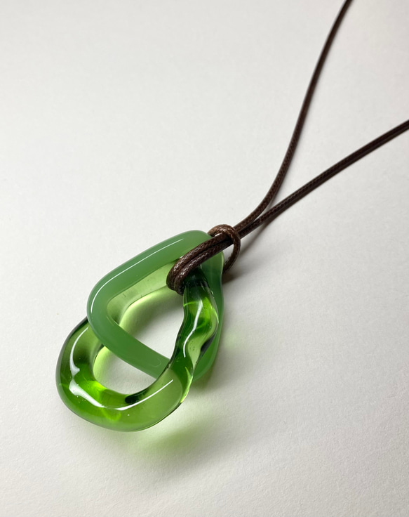 ガラス　ネックレス　〜 roue 〜 チョーカー　ペンダント　ガラスアクセサリー　透明　グリーン　2連　プレゼント 1枚目の画像