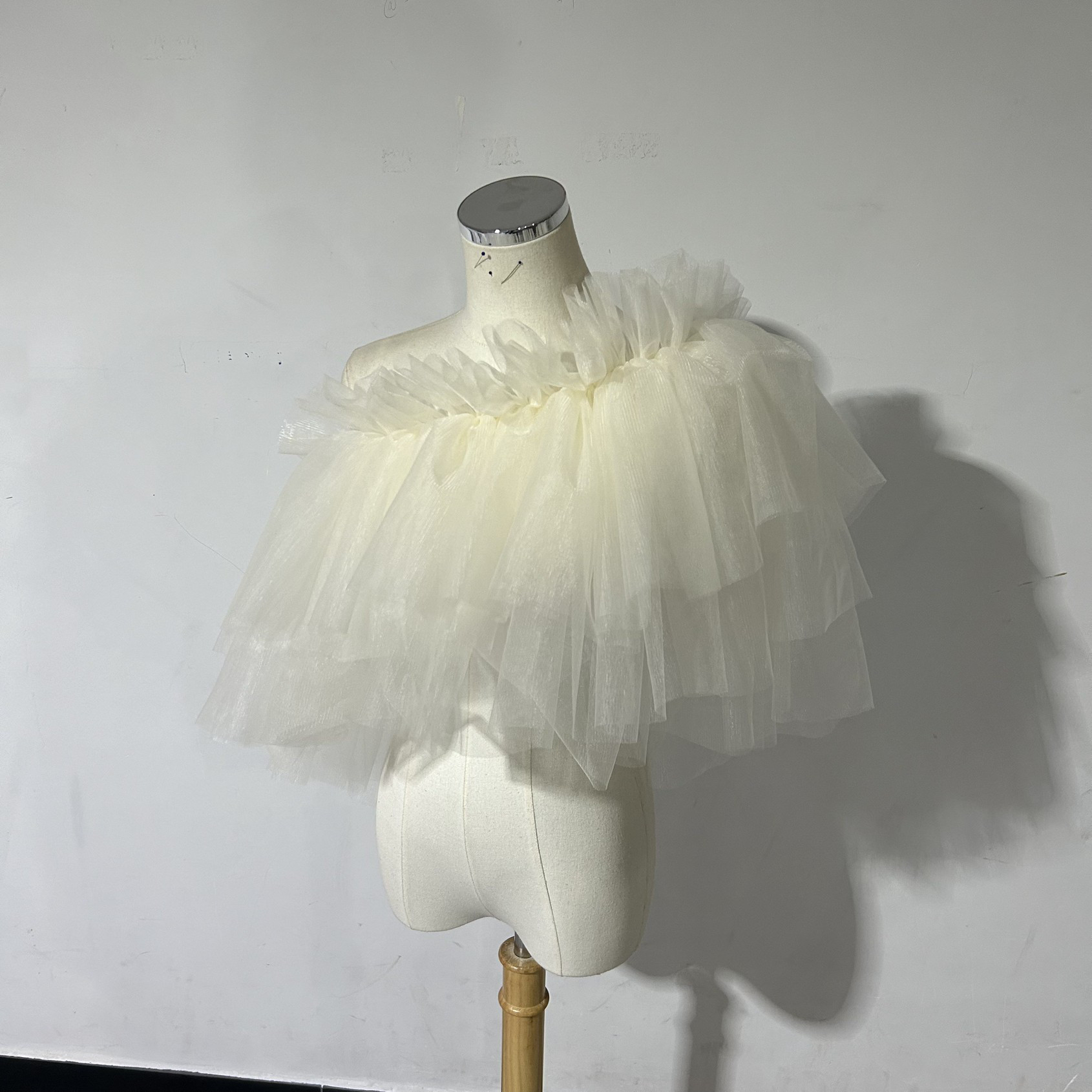 輝きな光彩を放つ　薄ベージュ色　ソフトチュール　ショール　トップス　ウエディングドレス　アレンジ　ワンショルダー