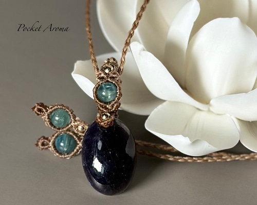 えじもっこ アイオライト　クンツァイト　マクラメ　ネックレス 深泉水』アイオライトサンストーンとグリーンカイヤナイトのマクラメ