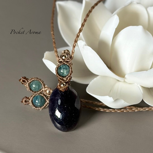 深泉水』アイオライトサンストーンとグリーンカイヤナイトのマクラメ