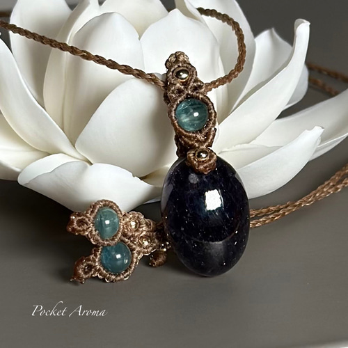 深泉水』アイオライトサンストーンとグリーンカイヤナイトのマクラメ