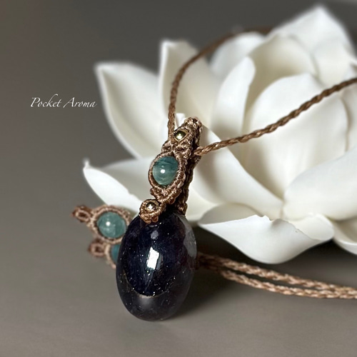 専用☆アイオライトサンストーン＆アフガナイト＆ムーンストーンのマクラメネックレス 深泉水』アイオライトサンストーンとグリーンカイヤナイトのマクラメ