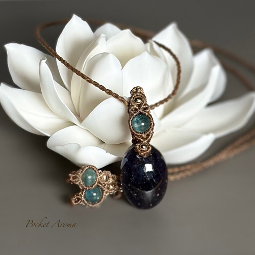 大粒レインボースペクトロライト・カイヤナイト・アイオライトのマクラメネックレス 大粒レインボースペクトロライト・カイヤナイト・アイオライトの