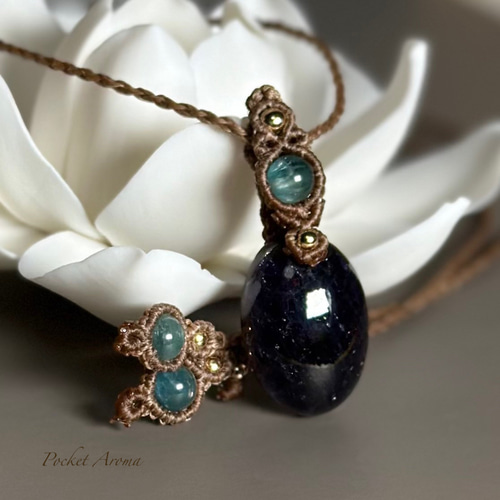 深泉水』アイオライトサンストーンとグリーンカイヤナイトのマクラメ