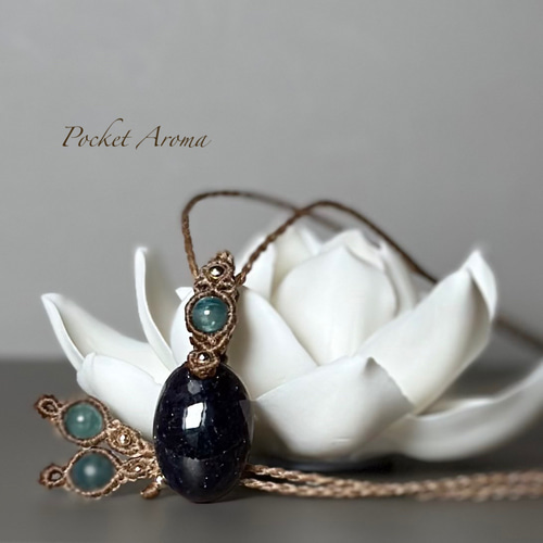 『羅針盤』アイオライトサンストーンとアイオライトのマクラメペンダントネックレス 羅針盤』アイオライトサンストーンとアイオライトのマクラメペンダント