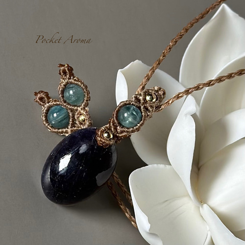 深泉水』アイオライトサンストーンとグリーンカイヤナイトのマクラメ