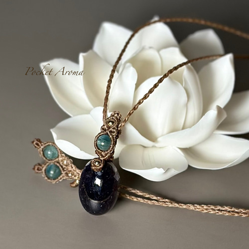 深泉水』アイオライトサンストーンとグリーンカイヤナイトのマクラメ