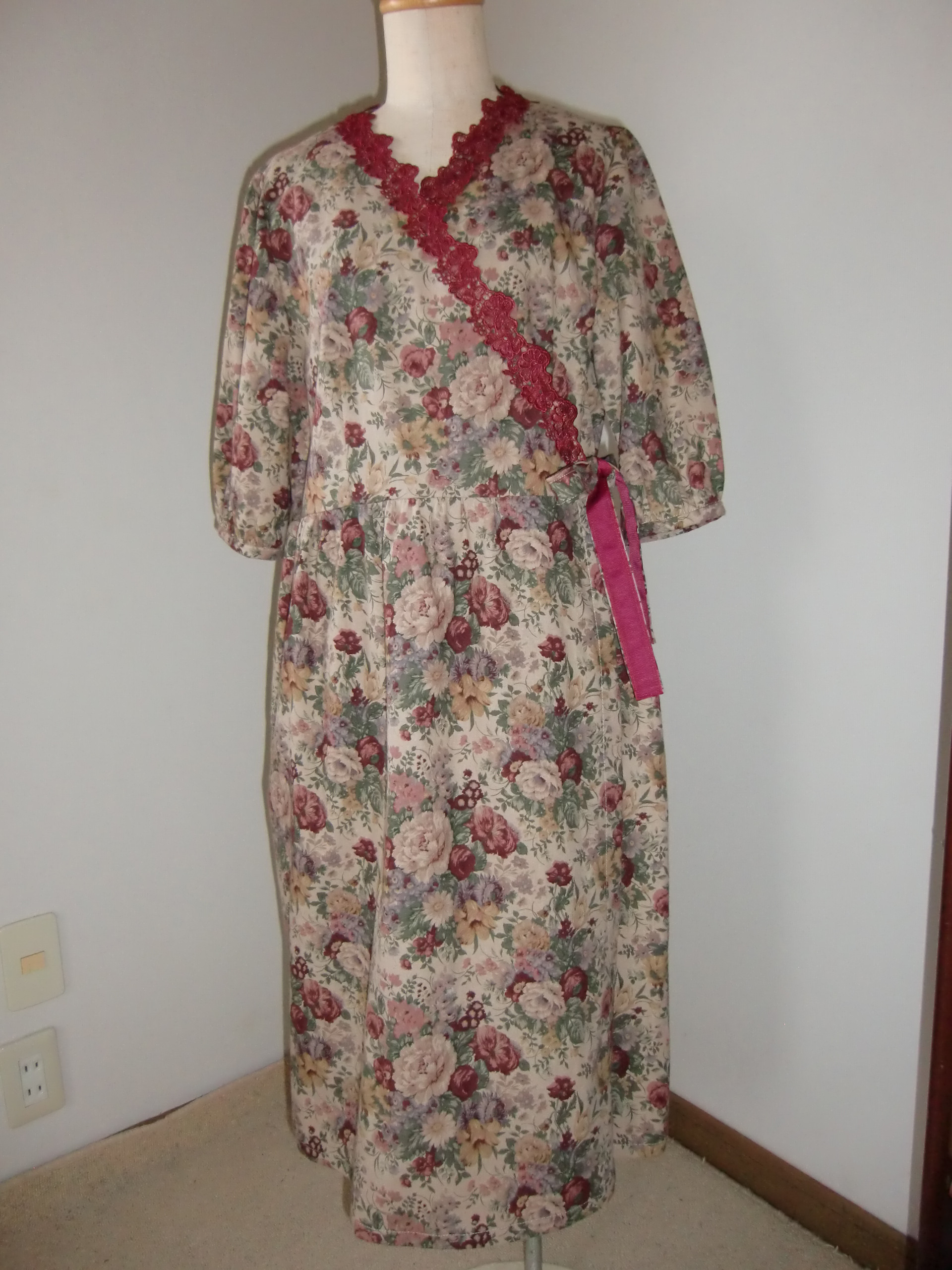 YUWA／綿麻・ボルドー薔薇のカシュクールワンピース／レース飾り