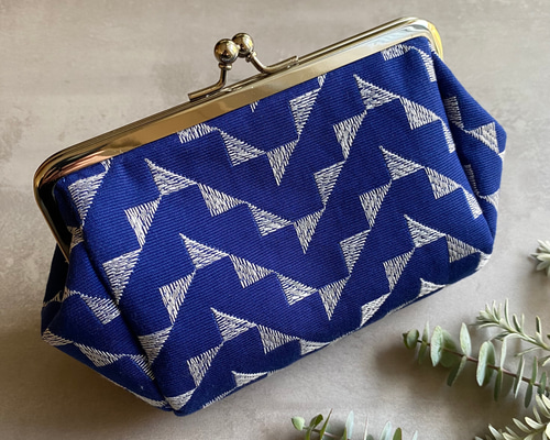 刺繍がま口ポーチバッグ　青色のローズ　ハンドメイド さんかく刺繍 ブルー 大きながま口 コスメポーチ がま口ポーチ がま口