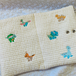 Mサイズ　ハピリーダイナソー　母子手帳ケース　カードポケット12ポケ　ヌビ　刺繍　 B6 ポケットタオルプレゼント　 6枚目の画像