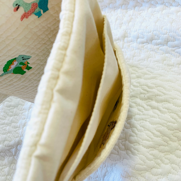 Mサイズ　ハピリーダイナソー　母子手帳ケース　カードポケット12ポケ　ヌビ　刺繍　 B6 ポケットタオルプレゼント　 10枚目の画像