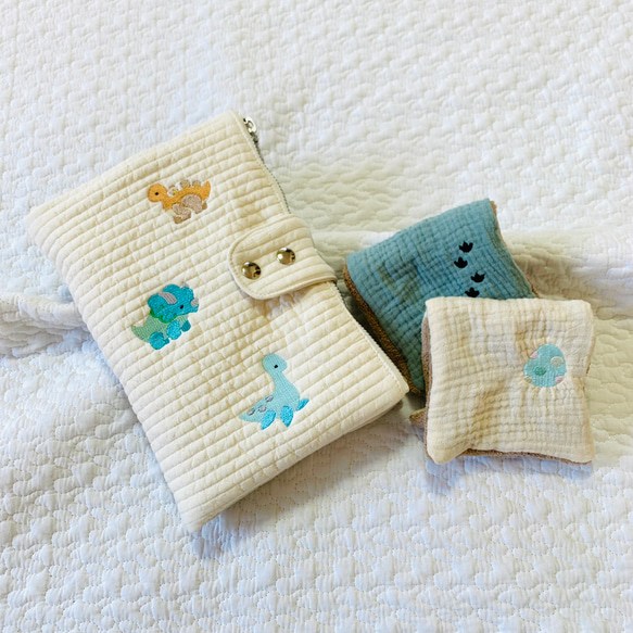 Mサイズ　ハピリーダイナソー　母子手帳ケース　カードポケット12ポケ　ヌビ　刺繍　 B6 ポケットタオルプレゼント　 3枚目の画像