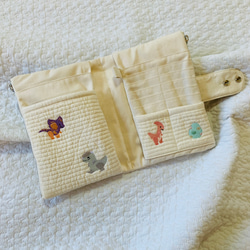 Mサイズ　ハピリーダイナソー　母子手帳ケース　カードポケット12ポケ　ヌビ　刺繍　 B6 ポケットタオルプレゼント　 7枚目の画像
