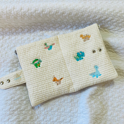Mサイズ　ハピリーダイナソー　母子手帳ケース　カードポケット12ポケ　ヌビ　刺繍　 B6 ポケットタオルプレゼント　 5枚目の画像